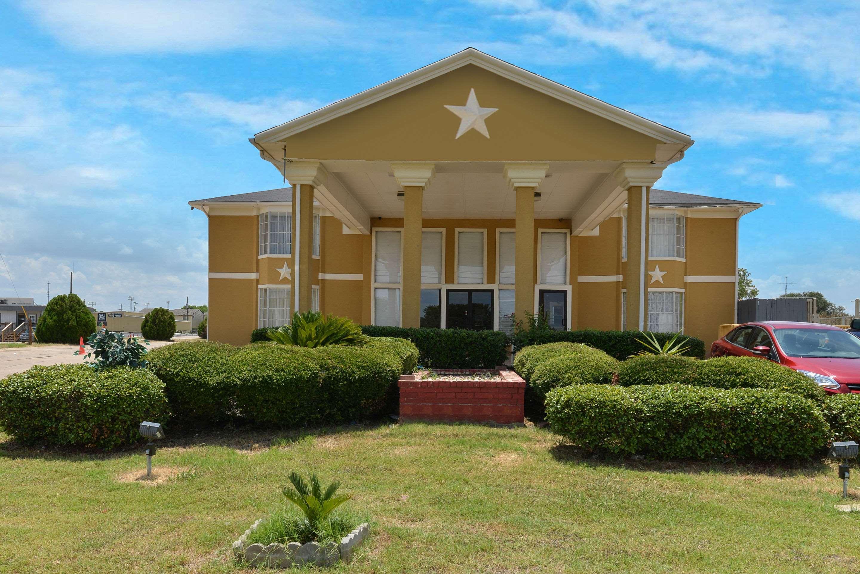 Quality Inn Gonzales Bagian luar foto